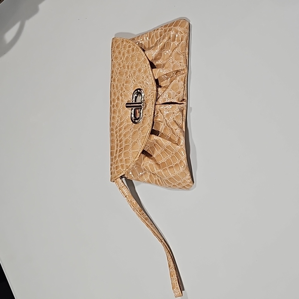 NWOT Mainstreet Collection Faux Reptile Tan Clutch Wristlet with Removable Strap